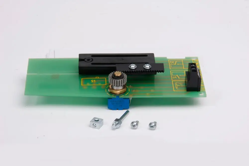 Danfoss Zusatzschalter auf Leiterplatte mit Potentiometer. Enthalten sind Schrauben und Befestigungselemente. Produktdetails sind nicht sichtbar.